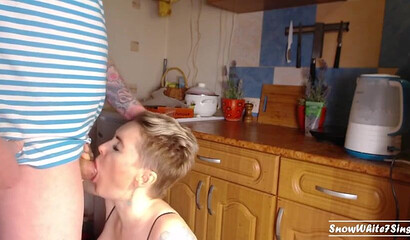 The courier brought pizza and fucked mature russian housewife