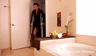 Snello MILF scopa il suo figliastro & la sua ragazza in un 3some