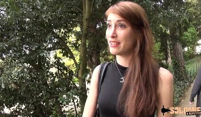 La alta Ginger Carlie es seducida y follada por un anciano