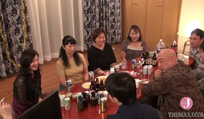 Mujer divorciada le hace una paja a un niño frente a sus colegas