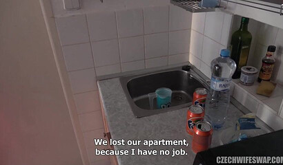 Scambisti amatoriali scambiano e scopano le loro mogli lussuriose