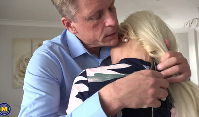 British milf Kelly Cummings gets her pussy licked and fingered on the floor