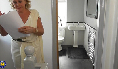 Curvy British mature Camilla C wearing a toga gets cunnilingus