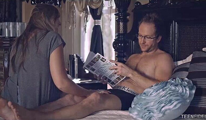 Hija seduce a papá en el tabú del sexo, rechazar imposible!